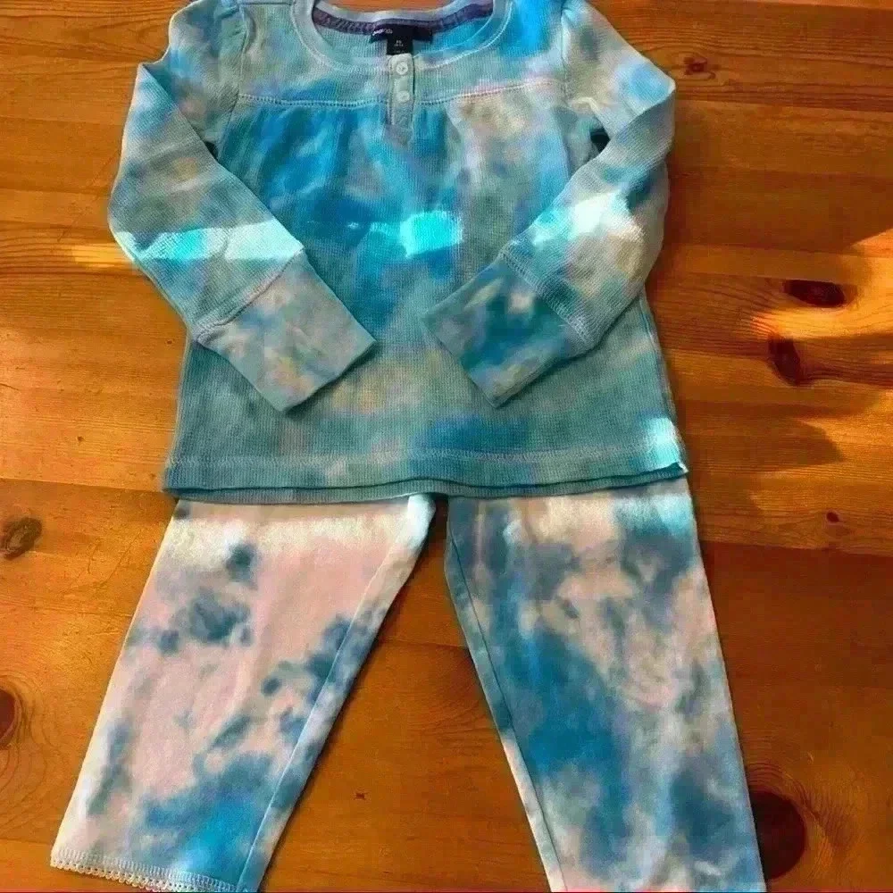 Tie dye Gap waffle shirt with capris
